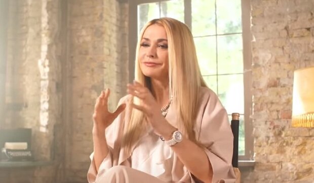 Ольга Сумская вместе с таинственным хохотуном захотела отдохнуть на диване, но он не выдержал напора: 