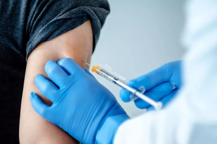 Covid-19. Минздрав разрешил делать бустерную прививку несовершеннолетним