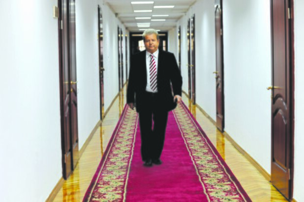 В преддверии тридцатилетия в должности ректора Университета культуры Михаил Поплавский решил уйти из занимаемого поста