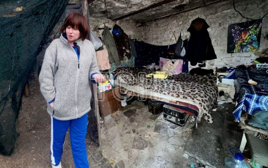 Дитина з нори у Києві: мати-втікачка зробила манікюр та зникла, а суд відібрав у неї немовля