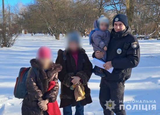 Вонь и груды мусора в доме: на Сумщине у родителей полиция забрала троих детей (фото)
