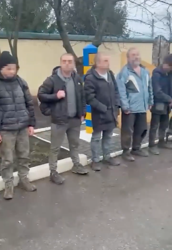 Не дошли до Молдовы километр: на границе поймали группу уклонистов