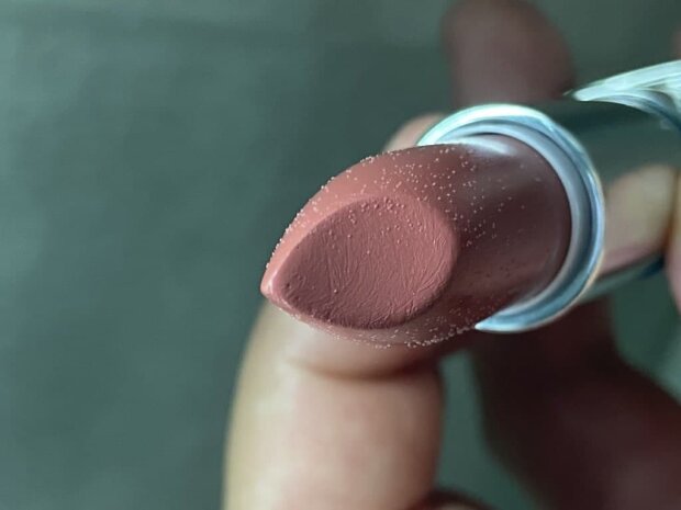 Еще не оделись, а уже накрасились: как быстро оттереть губную помаду от кофты