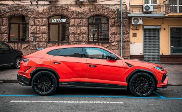В столице заметили новенькую Lamborghini Urus в заряженной комплектации