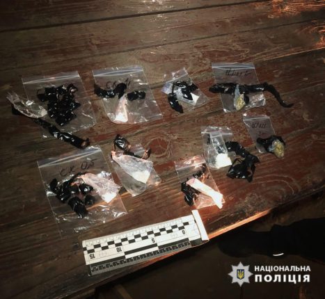 На Прикарпатті поліцейські викрили наркоторговця-закладчика та затримали водія, який перевозив заборонені речовини