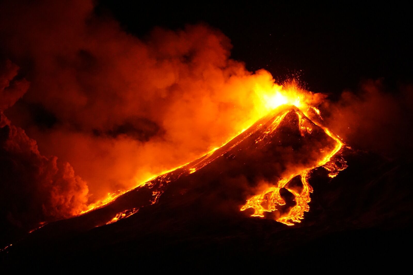 Действующий ли вулкан этна. Этна Сицилия извержение. Извержение вулкана Этна. Вулкан Этна в Италии. Вулканы Италии Etna.