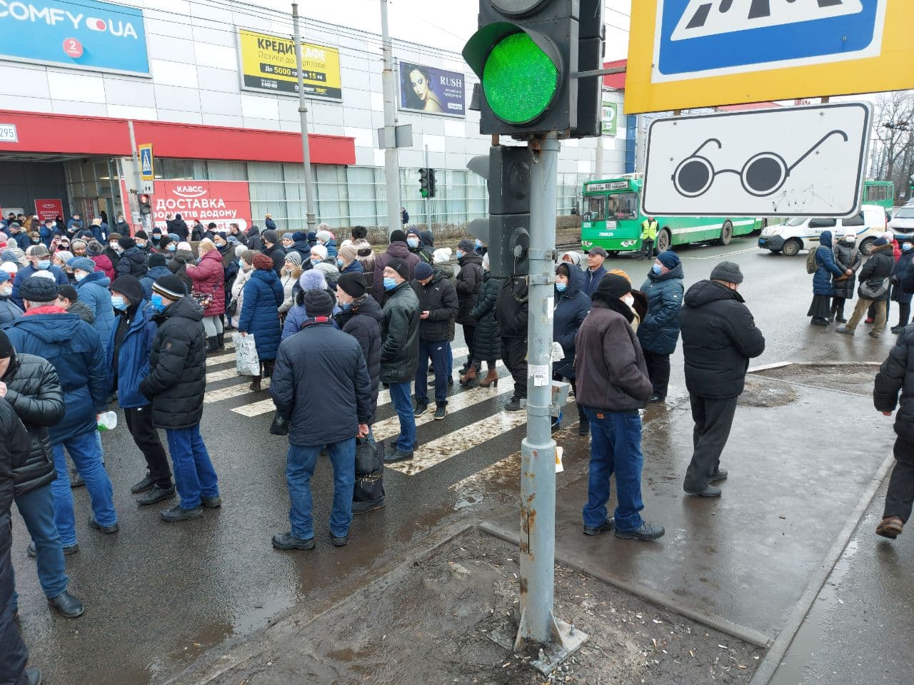 Перекрыли проспект. Видео забастовка в Харькове. Митинг в Харькове 2014. Митинг работников. Забастовка работников магазина.