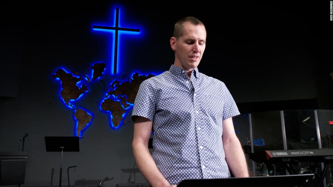 Теорія змови QAnon поширюється серед євангелістів. Пастори намагаються це зупинити